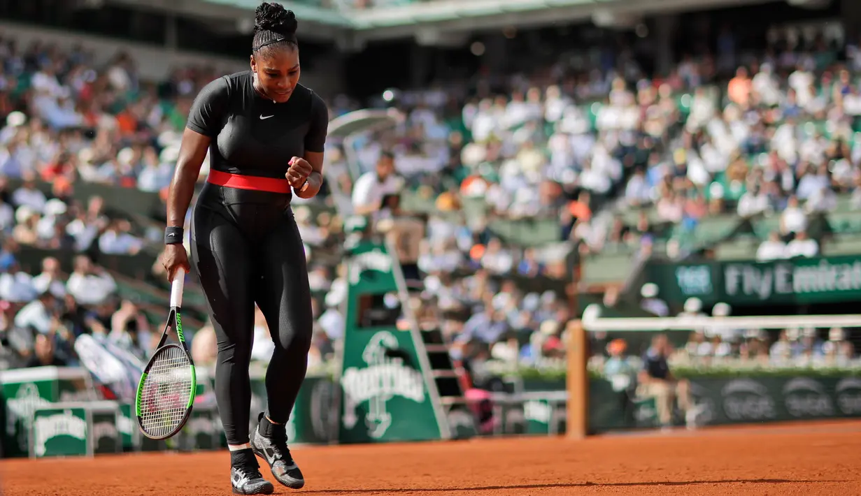 Ekspresi petenis wanita dari AS Serena Williams usai meraih poin saat saat melawan Krystina Pliskova dalam turnamen tenis Perancis Terbuka di stadion Roland Garros di Paris, Prancis (29/5). (AP / Alessandra Tarantino)