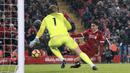 Striker Liverpool, Roberto Firmino, melepaskan tendangan ke gawang Everton pada laga Premier League di Stadion Anfield, Minggu (10/12/2017). Laga bertajuk Derbi Merseyside itu berakhir imbang 1-1. (AP/Peter Byrne)