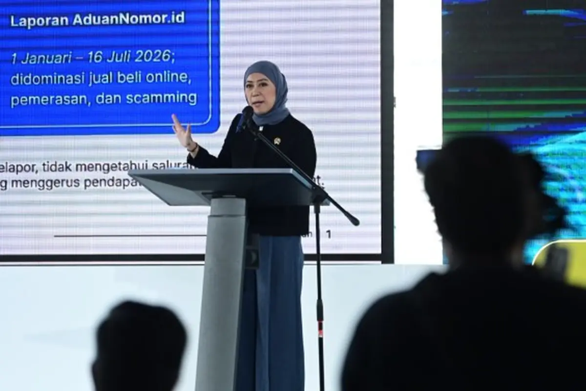 Menkomdigi Meutya Hafid memberikan arahan dalam acara Komitmen Bersama Pelindungan Pelanggan Melalui Implementasi Registrasi Biometrik. Credit: Komdigi