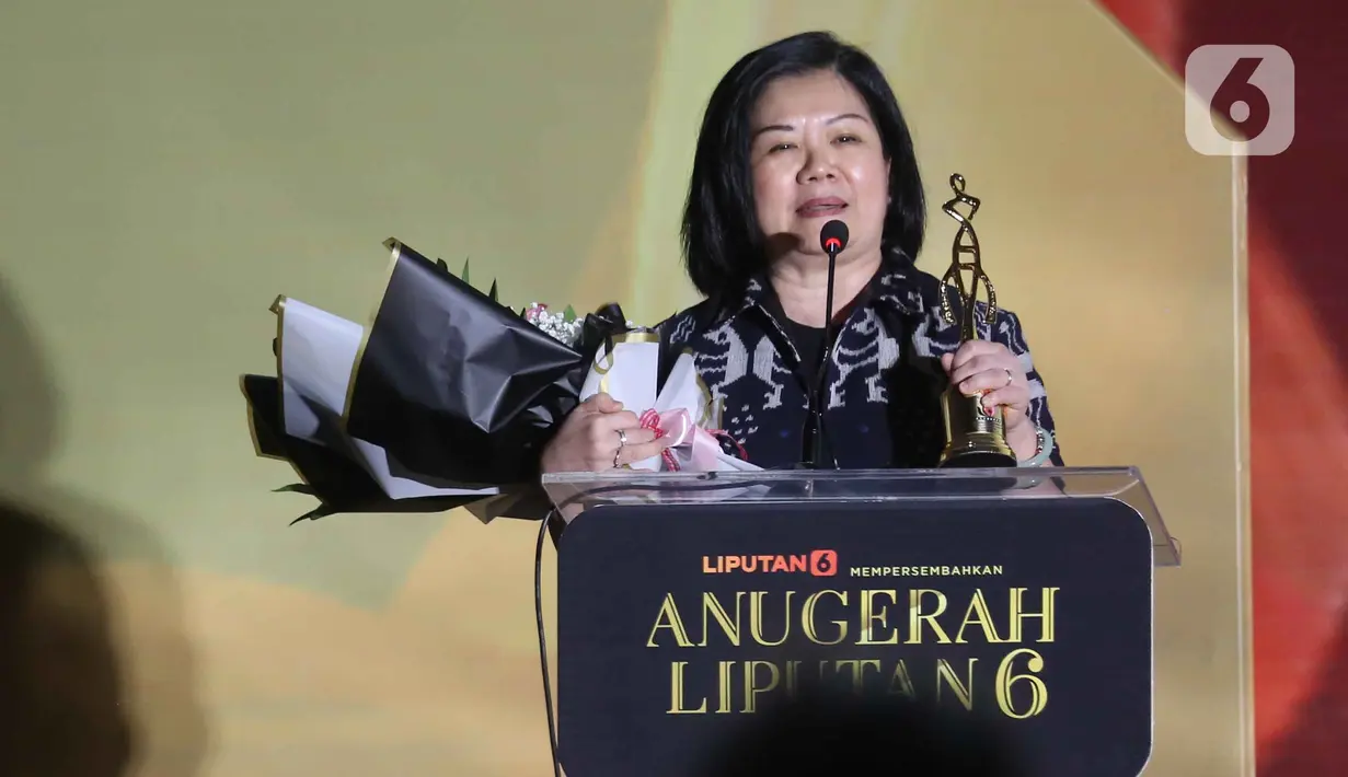 Penggerak Pemberian Makanan Bayi dan Anak, DR. dr. Tan Shot Yen, M.hum saat memberikan keterangan usai menerima Anugerah Perempuan Hebat 2025 kategori Kesehatan pada ajang penghargaan tahunan Anugerah Liputan6 2025 di The Hall, Lantai 8 SCTV Tower, Senayan, Jakarta, Kamis (16/10/2025). (Liputan6.com/Helmi Fithriansyah)