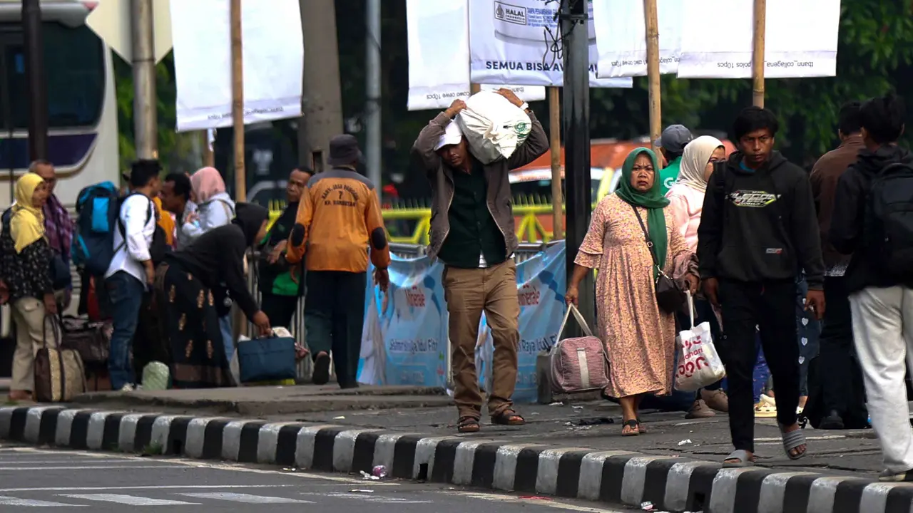 Arus Balik Lebaran 2026, Terminal Kampung Rambutan Dipadati Pemudik