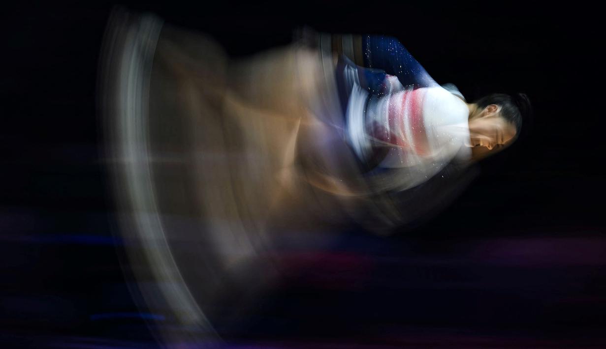 Pesenam Inggris, Jennifer Gadirova bertanding saat final nomor lantai putri pada Kejuaraan Dunia Senam Artistik 2022 di Liverpool, Inggris, 1 November 2022. (AFP/Ben Stansall)