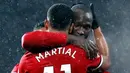 Pemain Manchester United, Anthony Martial merayakan gol rekannya, Romelu Lukaku ke gawang AFC Bournemouth pada lanjutan laga Premier League di Old Trafford, Rabu (13/12). Lukaku menjadi penentu kemenangan dengan skor 1-0 itu. (Martin Rickett/PA via AP)