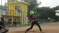 Tim softball Sulawesi Tenggara berlatih di Makassar Sulawesi Selatan, mempersiapkan tim menuju PON Papua.(Liputan6.com/Ahmad Akbar Fua)