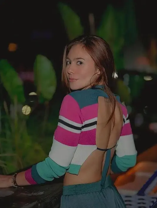 <p>Jadi cewek kue, Wulan tampak mengenakan striped long sleeve crop top dengan detail backless. Ia juga melengkapi penampilannya dengan high waist warna hijau tosca. (Instagram/wulanguritno).</p>