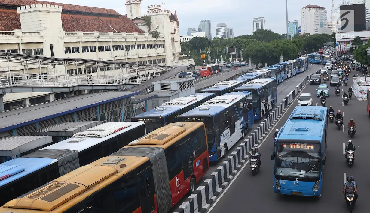 Aktivitas bus Transjakarta di Halte Harmoni, Jakarta, Rabu (2/1). Target 231 juta pelanggan pada tahun 2019 naik dibanding dengan realisasi pelanggan 2018 yang hanya 189,77 juta. (Liputan6.com/Immanuel Antonius)
