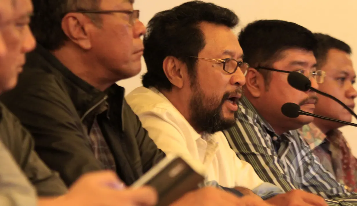 Yorrys Raweyai memberikan keterangan  pers di Jakarta, Selasa (7/4/2015). Partai Golkar pimpinan Agung Laksono siap menggelar Rapat Pimpinan Nasional (Rapimnas) I Partai Golkar di Jakarta pada Rabu (8/4/2015). (Liputan6.com/Johan Tallo)