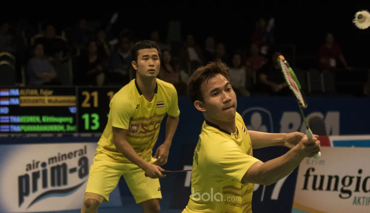 Ganda putra Indonesia, Fajar Alfian/Rian Ardianto, berhasil mengalahkan ganda Thailand, Kittinupong Kedren/Dechapol Puavaranukroh, pada BCA Indonesia Open di JCC, Jakarta, Jumat (16/6/2017). (Bola.com/Vitalis Yogi Trisna)