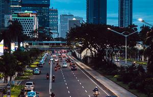Kondisi lalu lintas di Jalan Jenderal Sudirman, Jakarta, Selasa (29/12/2020). Sejumlah jalan protokol di Jakarta akan ditutup untuk kendaraan dan orang pada malam Tahun Baru 31 Desember 2020. (Liputan6.com/Faizal Fanani)