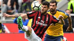 Aksi pamin AC Milan, Patrick Cutrone (kiri) berusaha melewati kejaran pemain Hellas Verona, Antonio Caracciolo pada lanjutan Serie A di San Siro stadium, Milan, (5/5/2018). AC Milan menang telak 4-1. (AFP/Miguel Medina)