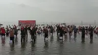 Danjen Kopassus Tanam Pohon Mangrove Di Pesisir Pantai Lontar, Kabupaten Serang, Banten. (Jumat,05/11/2021). (Liputan6.com/Yandhi Deslatama).