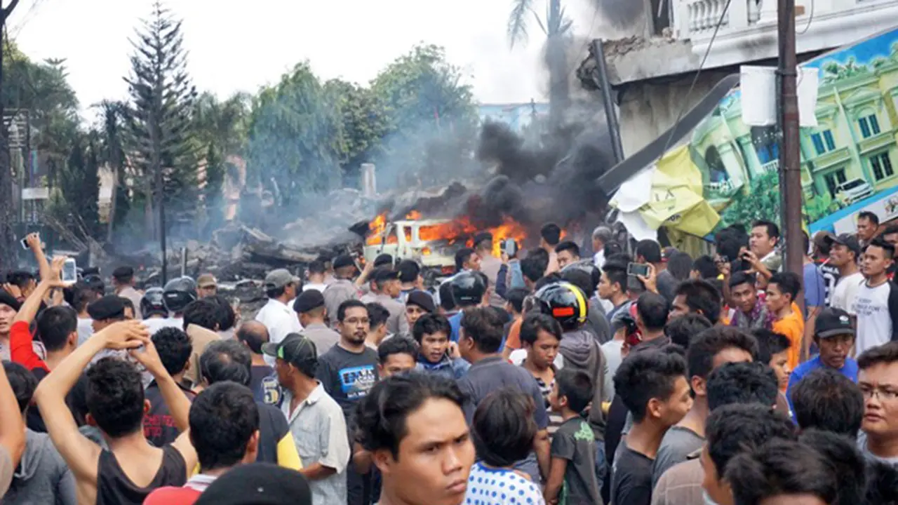 20150630-Pesawat-HerculesC130-Jatuh-Medan