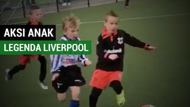 Berita video aksi "gokil" bocah 5 tahun anak legenda Liverpool, Dirk Kuyt, dalam mencetak gol. Seperti apa aksi yang sempat viral ini?