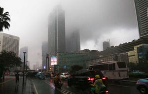 Kenderaan melintas saat hujan di Bundaran HI, Jakarta, Senin (1/11/2021). BMKG mengeluarkan peringatan dini cuaca ekstrem berupa hujan dengan intensitas sedang hingga lebat yang dapat disertai kilat atau petir, dan angin kencang untuk berbagai wilayah di Indonesia. (Liputan6.com/Faizal Fanani)