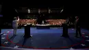 Dua capres AS dari partai Demokrat, Hillary Clinton dan dari partai Republik, Donald Trump kembali tidak berjabat tangan saat memulai debat ketiga dan terakhir capres AS di University of Nevada, Las Vegas, Rabu (19/10). (REUTERS/Joe Raedle/Pool)