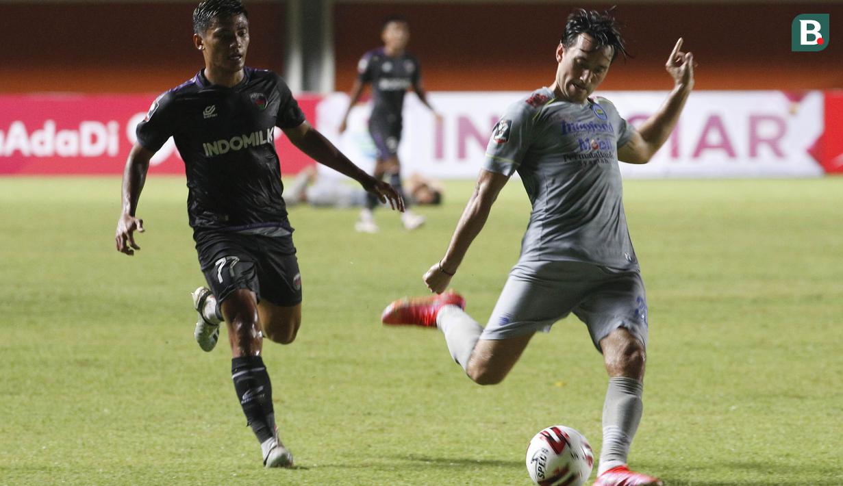 Ezra Walian meski tampil untuk pertama kalinya bagi Persib, namun bisa langsung beradaptasi dengan para pemain lainnya. (Bola.com/Ikhwan Yanuar)