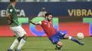 Pemain Chile, Eugenio Mena berbalik menyerang Bolivia. Upayanya menembus gawang Bolivia masih tersangkut di Carlos Lampe pada menit ke-76. Hingga akhir pertandingan tak ada lagi gol yang tercipta. Chile unggul 1-0 atas Bolivia. (Foto: AFP/Douglas Magno)