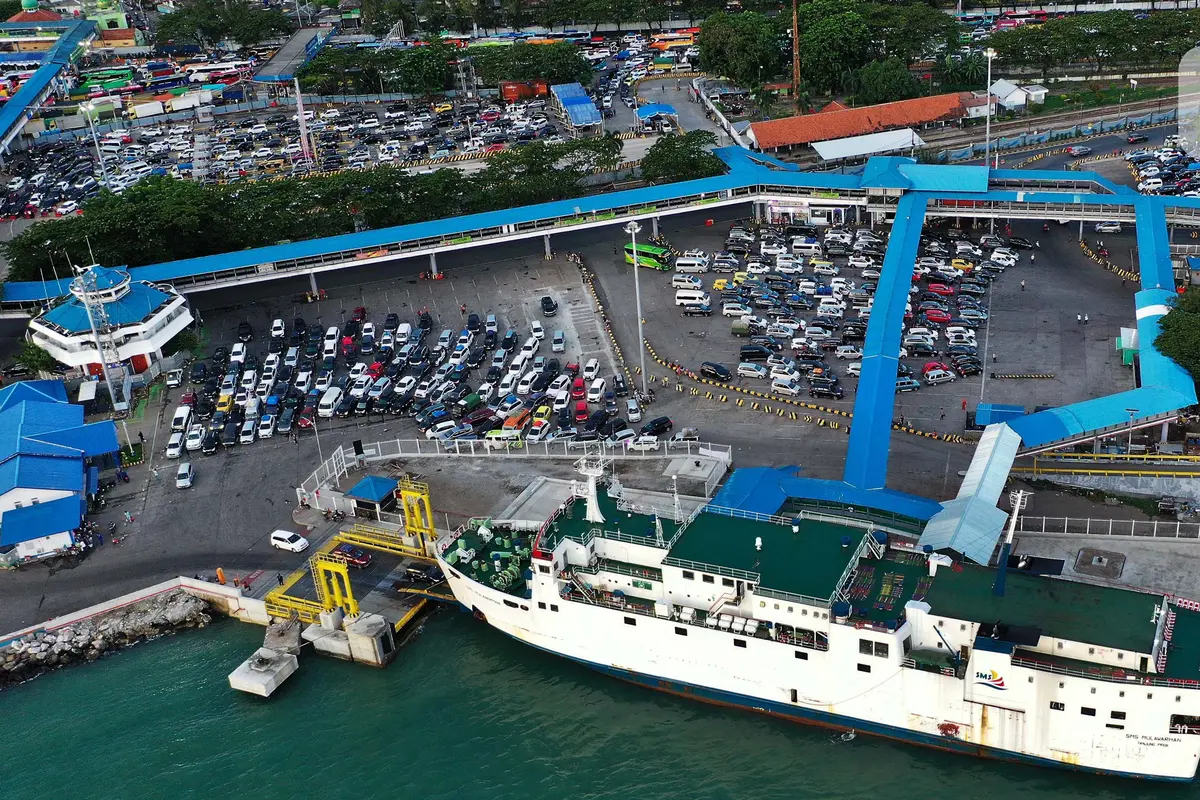 Antrean Kendaraan Pemudik Padati Dermaga Pelabuhan Merak