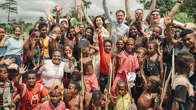6 Potret Raline Shah Jadi Guru di Papua, Akrab dan Seru