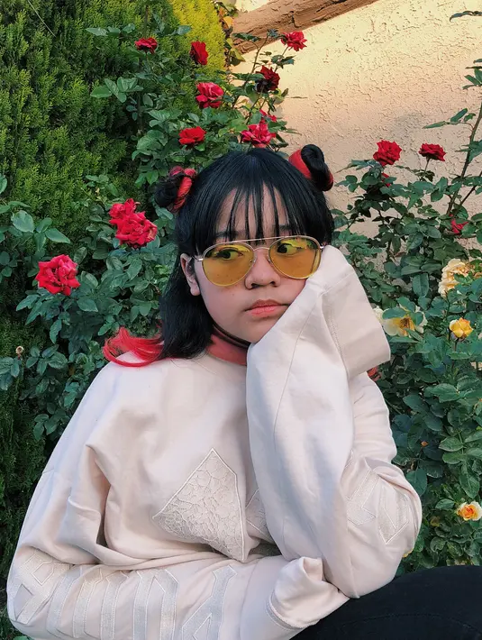 Seperti di foto ini contohnya, wajah Cinta masih imut dan menggemaskan dengan gaya rambutnya se[erti tokoh kartun Jepang Pucca. Terlebih dengan kacamata trendy yang menambah penampilannya lebih modis. (Instagram/cintakuya)