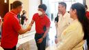 Usai tiba di Jakarta, Michael Owen menyempatkan diri untuk bertemu dengan Managing Director Emtek, Sutanto Hartono (dua kiri) dan juga pasangan selebritas Raffi Ahmad dan Nagita Slavina. (Bola.com/M Iqbal Ichsan)