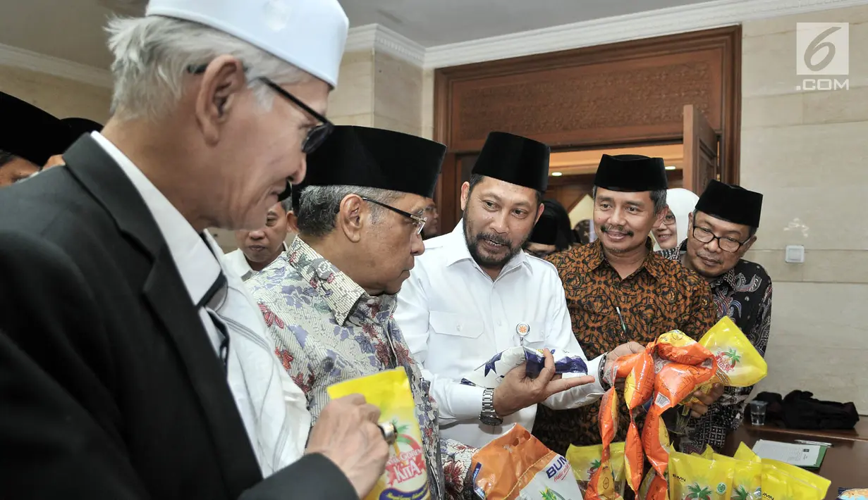 Dirut Bulog Budi Waseso menunjukkan bahan pokok milik Bulog kepada Ketua Umum PBNU Said Aqil Siroj dan Rais Aam PBNU KH Miftachul Akhyar saat peluncuran Rumah Pangan Santri di Gedung PBNU, Jakarta, Rabu (3/10). (Merdeka.com/Iqbal S. Nugroho)