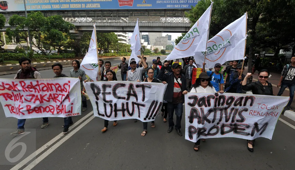 Massa Jaringan Aktivis Pro-Demokrasi membentangkan spanduk di depan Kemenko Maritim, Jakarta, Jumat (16/9). Mereka mendesak Pemerintah menghentikan seluruh izin proyek penguasaan wilayah pantai oleh swasta dengan dalih reklamasi (Liputan6.com/Johan Tallo)