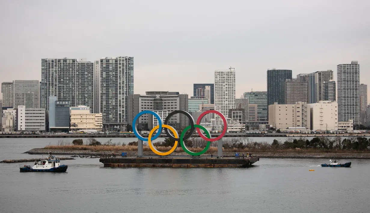 Kapal tongkang membawa Cincin Olimpiade di Distrik Odaiba, Tokyo, Jepang, Jumat (17/1/2020). Cincin Olimpiade dengan tinggi 15,3 meter dan panjang 32,6 meter tersebut akan berada di sana hingga Olimpiade 2020 berakhir. (AP Photo/Jae C. Hong)