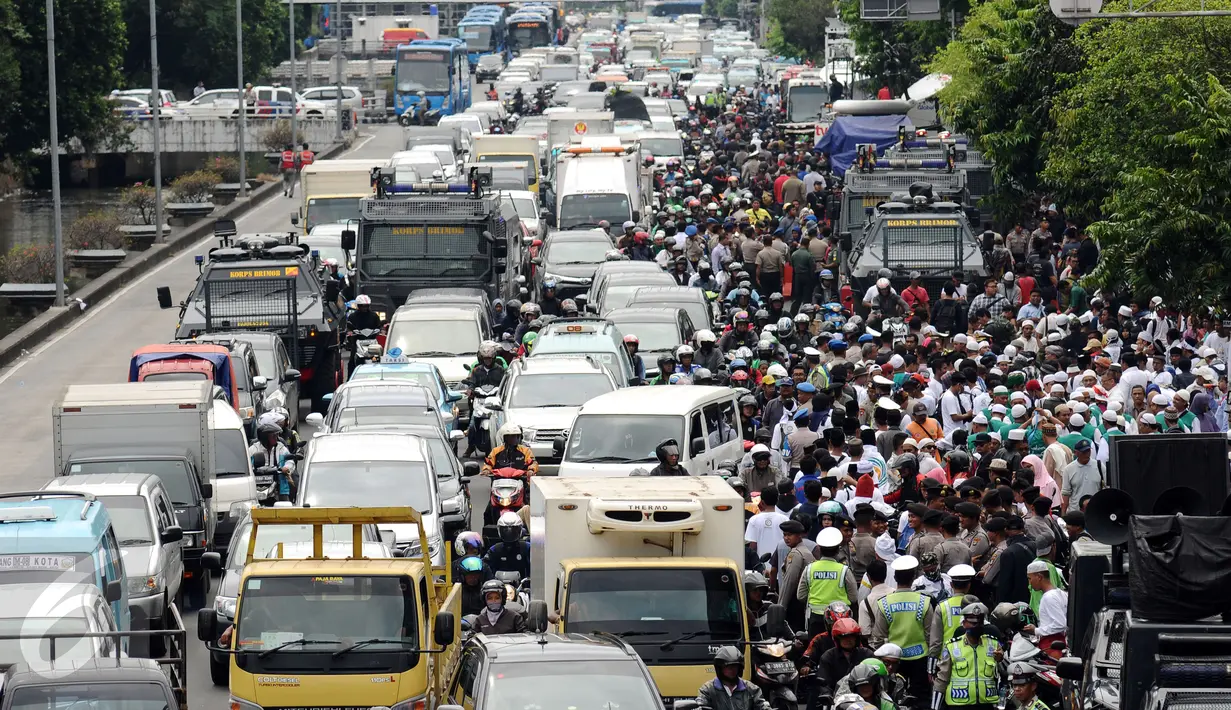 Arus lalulintas di sekitar Jalan Gadjah Mada depan PN Jakarta Utara saat sidang kasus dugaan penodaan agama dengan terdakwa Basuki Tjahaja Purnama, Selasa (27/12). Sidang beragendakan putusan sela dari majelis hakim. (Liputan6.com/Helmi Fithriansyah)