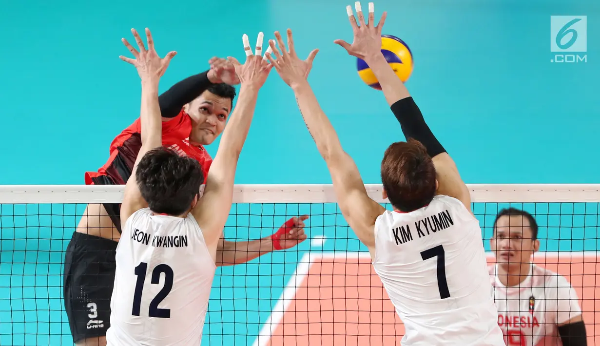 Dua pebola voli putra Korea Selatan berusaha menahan smash pebola voli Indonesia, Ardiant  pada pertandingan babak perempat final bola voli putra Asian Games 2018 di Volley Indoor Jakarta, Selasa (28/8). (Liputan6.com/Fery Pradolo)