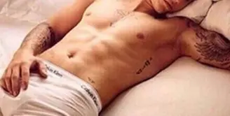 Penyanyi asal Kanada, Justin Bieber memiliki tubuh yang proporsional sebagai seorang laki-laki. Tak hanya itu, Justin Bieber kerap berpose memamerkan perut kotak-kotaknya hanya dengan memakai celana. (via instagram/@justinbieber)