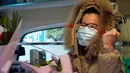 Pasien yang dinyatakan sembuh dari virus corona memberi salam perpisahan kepada petugas medis di Rumah Sakit Afiliasi Pertama Universitas Zhengzhou, Provinsi Henan, China, Selasa (4/2/2020). Dia dinyatakan sembuh dan sudah diizinkan pulang dari rumah sakit. (Xinhua/Li An)