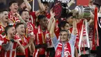 Pelatih Athletic Bilbao, Ernesto Valverde, mengangkat trofi setelah menjuarai Copa del Rey di Stadion Olimpico de Sevilla, Minggu (7/4/2024). Ernesto Valverde tidak dapat menyembunyikan kebahagiaan setelah berhasil mengakhiri kutukan 40 tahun Bilbao juara Copa del Rey. (AFP/Jaime Reina)