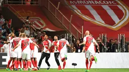 Kegembiraan pemain Monaco saat merayakan kemenangan atas Saint Etienne pada pertandingan pekan ke-37 di Stadion Stade Louis II, Kamis (18/5) dini hari. AS Monaco menang 2-0 dan berhasil merengkuh trofi Liga Prancis (Ligue 1). (BORIS HORVAT / AFP)
