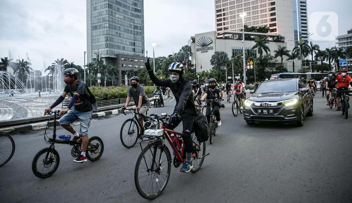 Peserta bersepeda saat melakukan aksi unjuk rasa bertajuk "‘Gowes for Democracy #SaveMyanmar" di kawasan Bundaran HI, Jakarta, Sabtu (17/4/2021). Aksi tersebut sebagai bentuk mengecam kudeta ilegal dan menuntut agar militer Myanmar (Tatmadaw) segera mengakhiri kekerasan. (Liputan6.com/Faizal Fanani)
