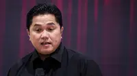 Ketua Umum PSSI, Erick Thohir memberikan keterangan kepada wartawan saat Konferensi Pers Update FIFA Match Day dan Hal yang Lainnya di GBK Arena, Senayan, Jakarta, Jumat (10/03/2023). (Bola.com/Bagaskara Lazuardi)