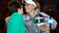 Petenis putri asal Denmark, Caroline Wozniacki berhasil meraih gelar juara Australia Terbuka 2018 setelah mengalahkan Simona Halep di Melbourne Park, Australia, Sabtu (27/1/2018). (Dok: AFP).
