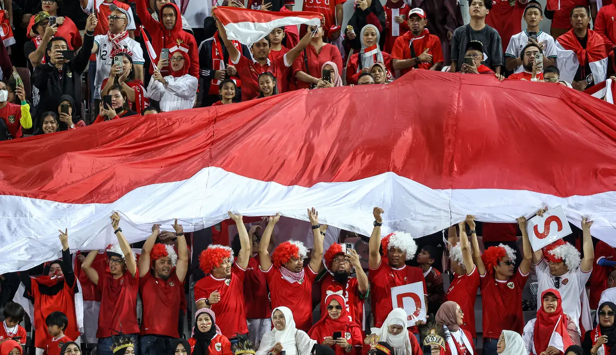 <p>Para suporter Indonesia memberi dukungan saat Timnas Indonesia U-23 menghadapi Irak U-23 pada laga perebutan tempat ketiga Piala Asia U-23 2024 di Abdullah bin Khalifa Stadium, Doha, Qatar, Kamis (2/5/2024). (AFP/Karim Jaafar)</p>