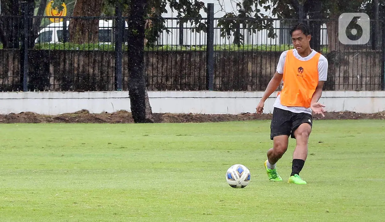 Pemain Timnas Indonesia U-20 berlatih di Lapangan A Senayan, Jakarta, Rabu (15/2/2023). Timnas Indonesia U-20 menjalani pemusatan latihan jelang kejuaraan Piala Asia U-20 2023 dan akan mengikuti mini tournament yang digelar oleh PSSI. (Liputan6.com/Herman Zakharia)