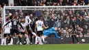 Pemain Arsenal Gabriel mencetak gol ke gawang Fulham pada pertandingan sepak bola Liga Inggris di Stadion Craven Cottage, London, 12 Maret 2023. Arsenal mengalahkan Fulham dengan skor 3-0. (AP Photo/Ian Walton)
