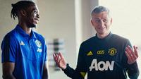 Pemain anyar Manchester United (MU) Aaron Wan-Bissaka dengan Manajer Ole Gunnar Solskjaer. (foto: twitter.com/ManUtd)