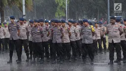 Pasukan dari Korps Brimob Polri mengikuti apel kesiapan pengamanan malam pergantian tahun di kawasan Silang Monas, Jakarta, Senin (31/12). Apel dipimpin Kapolda Metro Jaya, Irjen Pol Idham Azis bersama unsur terkait. (Liputan6.com/Helmi Fithriansyah)