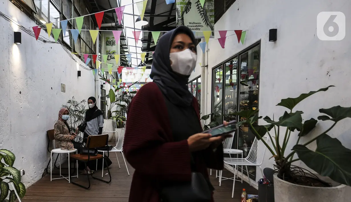 Pengunjung mengenakan masker saat libur Maulid Nabi di M Bloc Space, Jakarta, Rabu (20/10/2021). Pengunjung yang datang diwajibkan mematuhi protokol kesehatan. (Liputan6.com/Johan Tallo)