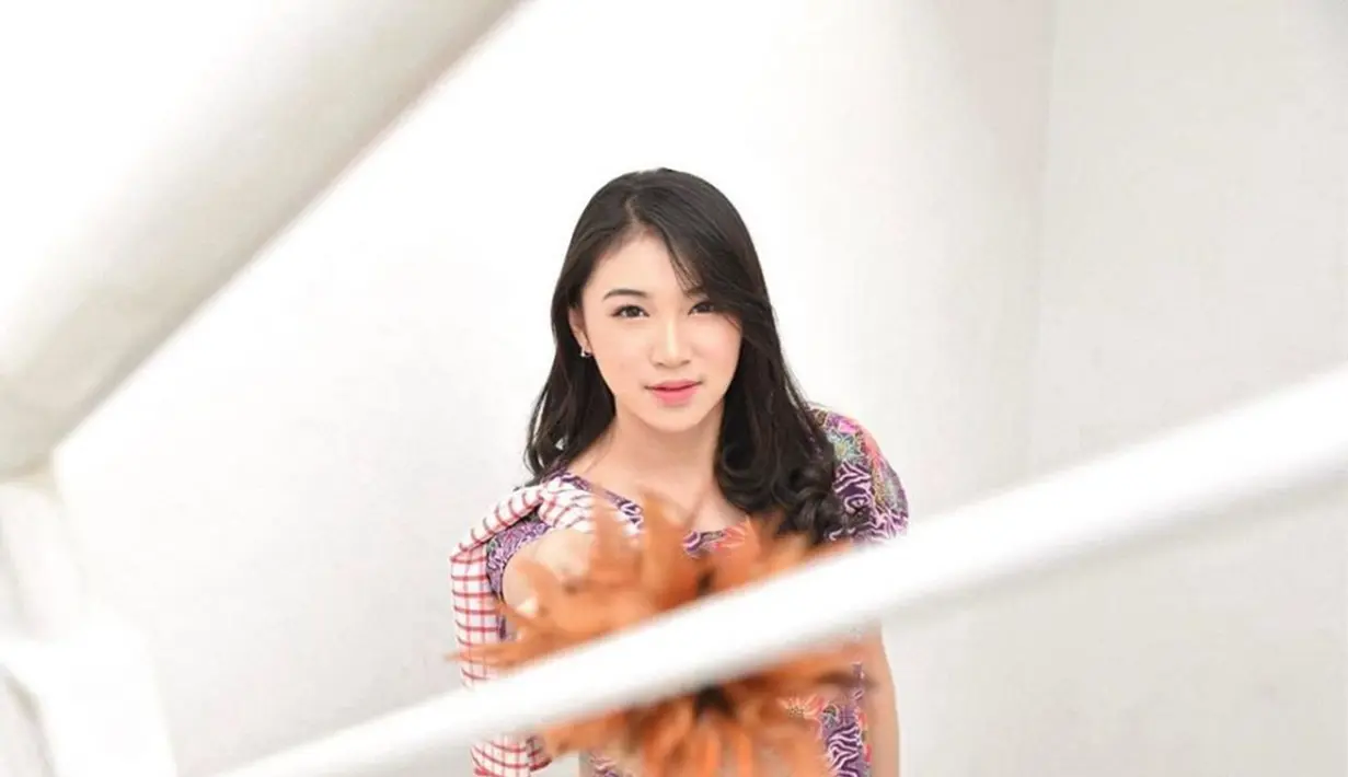 Aura cantiknya Shani JKT48 begitu terpancarkan saat ia berfoto seperti ini. Meski penampilannya pakai daster, ia tetap menunjukkan sisi feminin yang memesona. Tak heran, banyak fans yang makin terpesona usai melihat foton ini. (Liputan6.com/IG/jkt48shani)