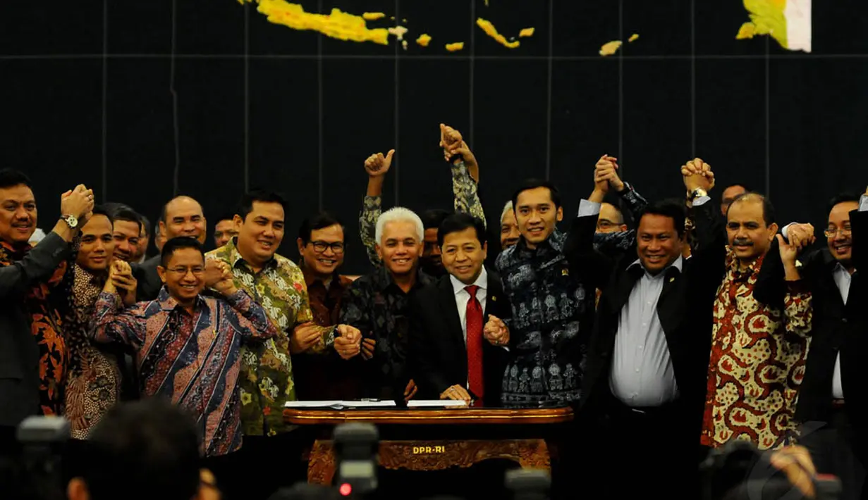 Seluruh pimpinan DPR dan perwakilan dari KIH-KMP usai menandatangi kesepakatan damai di Gedung DPR RI, Jakarta, Senin (17/11/2014). (Liputan6.com/Andrian M Tunay)