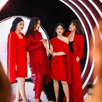 Lewat unggahan beberapa foto terbaru di akun Instagram Dian Sastrowardoyo, ia memperlihatkan kebersamaannya Bersama geng AADC di acara POND'S. [Foto: Instagram/sysiio]