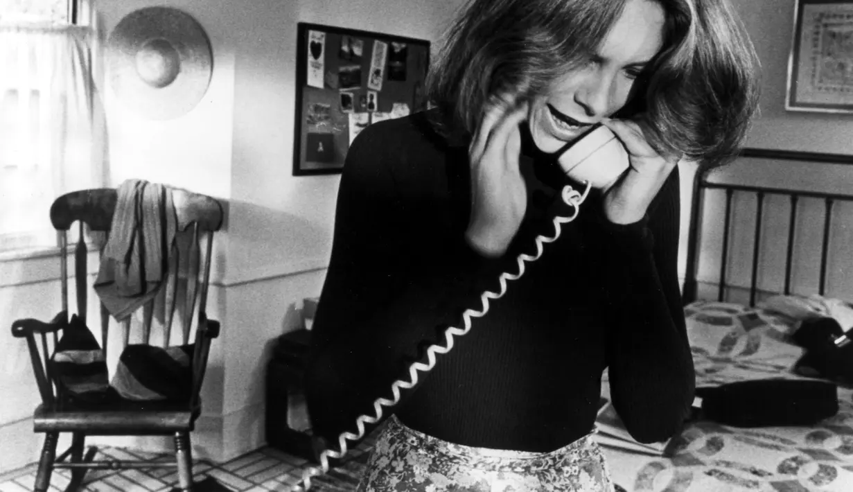 Mari kilas balik. Kali pertama, Laurie Strode diteror Michael Myers pada 1978. Kala itu, ia masih SMA dan kinyis-kinyis. Halloween versi 1978 kini jadi cult movie. Ia mendapat ulasan positif dan jadi standar emas bagaimana Halloween semestinya dikemas. Dengan bujet 325 ribu dolar AS, film ini mendulang pendapatan 70 juta dolar AS dari seluruh dunia. Wow banget! (Foto: Dok. Compass International Pictures/ IMDb)
