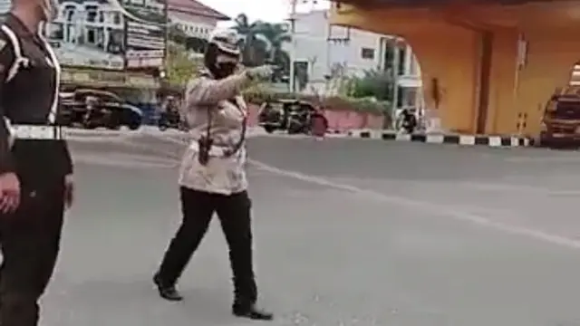 Potongan vidoe perwira polisi wanita menunjuk personel Bhabinkamtibmas yang ingin lewat penyekatan PPKM level 4 Pekanbaru.