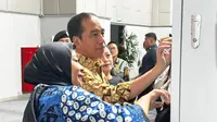 Presiden Jokowi menjajal sendiri mesin penukar botol bekas minuman menjadi poin bernilai rupiah dalam Festival Lingkungan–Iklim–Kehutanan–Energi EBT (LIKE) 2023.