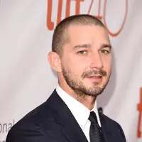 Rupanya keseriusan Shia LaBeouf untuk meyakini sang kekasih Mia Goth telah berhasil. Mereka ditemui memesan cincin pernikahan yang dilapisi berlian. (AFP/JASON MERRITT / GETTY IMAGES NORTH AMERICA)